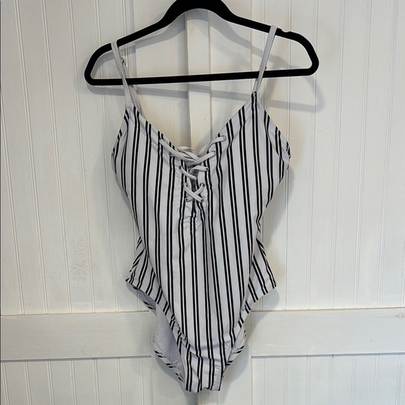 Nautica vertical Striped Black & White, adjustable straps, padded bra size XL - Picture 1 of 8